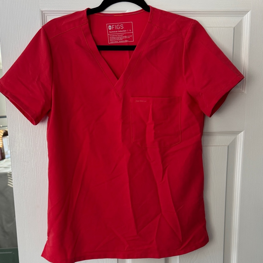 Figs Women’s Coral Size small scrub top.